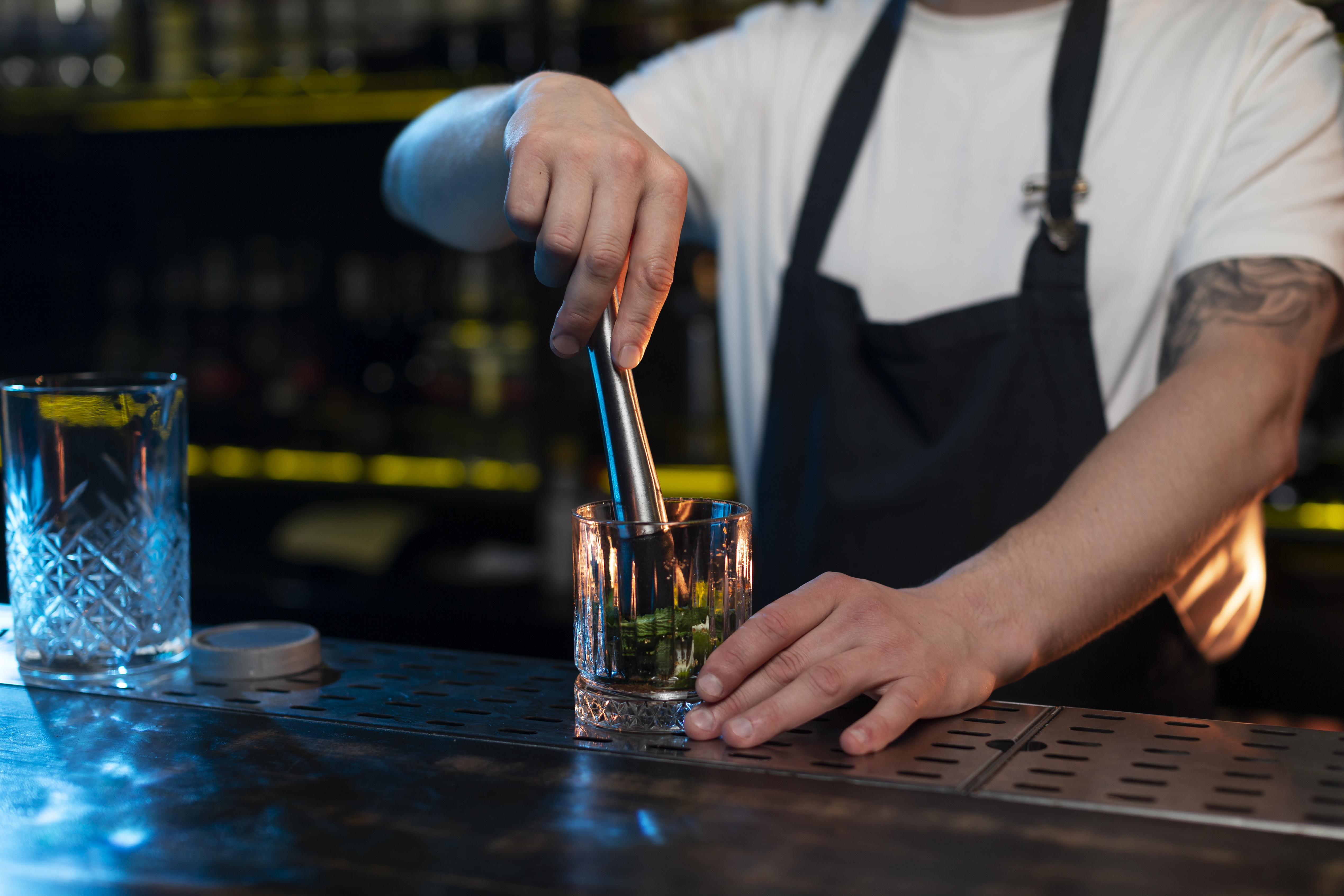 Bartender preparando drink